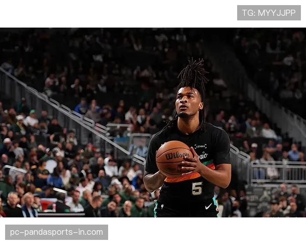 斯蒂芬·卡斯尔转型挡拆核心无球跑位提升三分效率