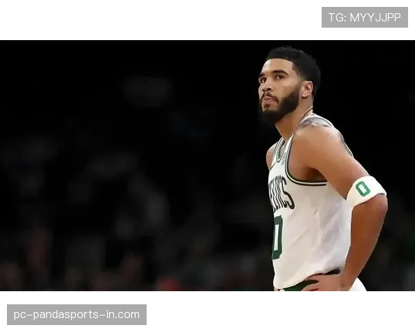 对比塔图姆，布朗无球跑位拉开进攻空间