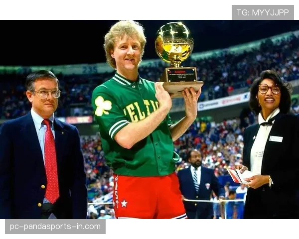 拉里·伯德多次关键时刻投篮拉开差距突出三分射术升级球队进攻结构