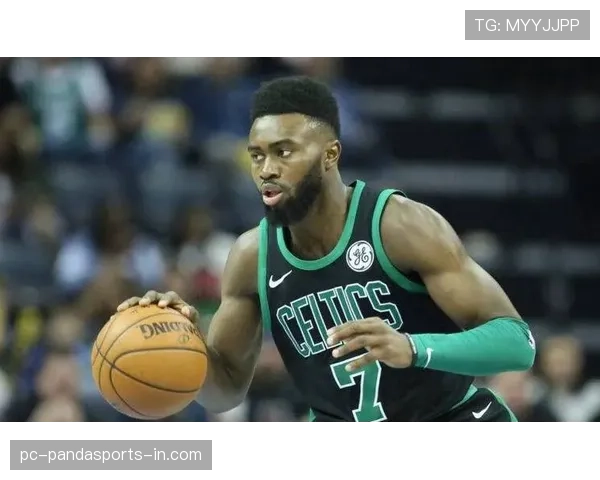 杰伦·布朗突破制造错位提升个人得分效率对比季前表现明显进步