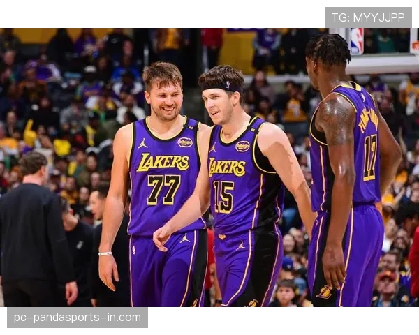 如何准确判定篮球比赛中双方球员同时出界的情形？